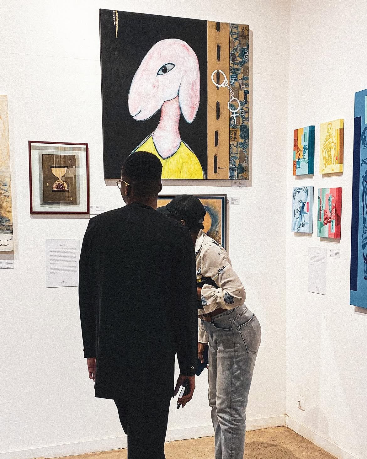 Visiteurs devant des œuvres dans une galerie